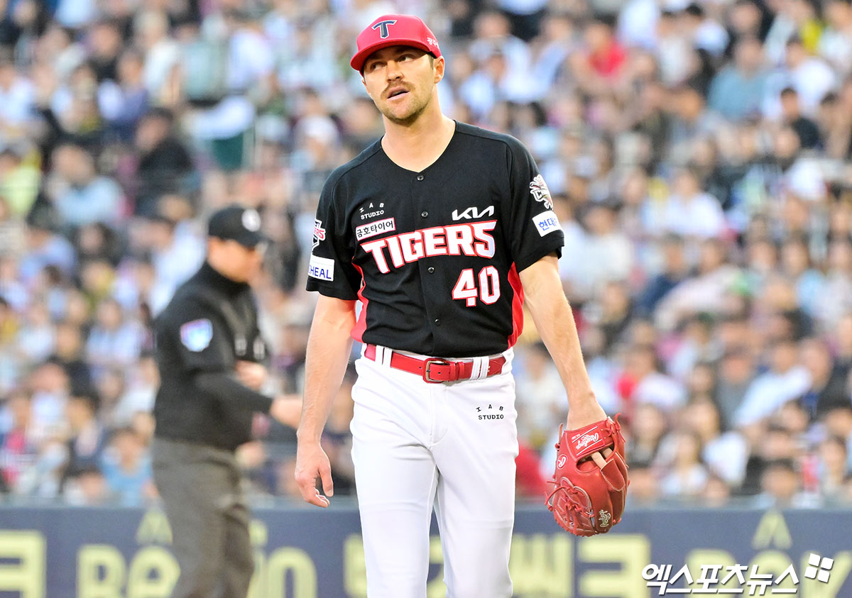 4일 오후 서울 송파구 잠실야구장에서 열린 '2025 신한 SOL Bank KBO리그' KIA 타이거즈와 두산 베어스의 경기, 3회말 수비를 마친 KIA 네일이 더그아웃으로 향하고 있다. 잠실, 김한준 기자