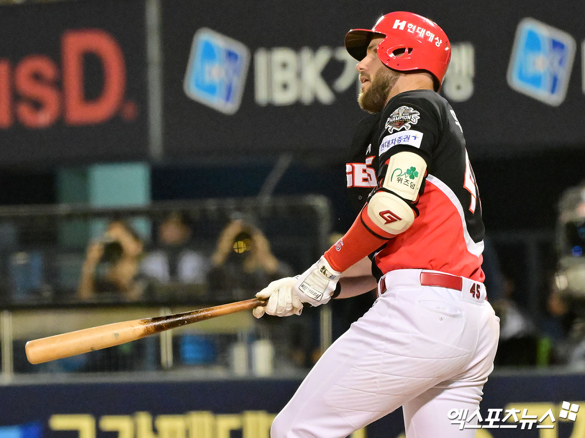 4일 오후 서울 송파구 잠실야구장에서 열린 '2025 신한 SOL Bank KBO리그' KIA 타이거즈와 두산 베어스의 경기, 6회초 1사 1루 KIA 위즈덤이 투런 홈런을 날리고 있다. 잠실, 김한준 기자