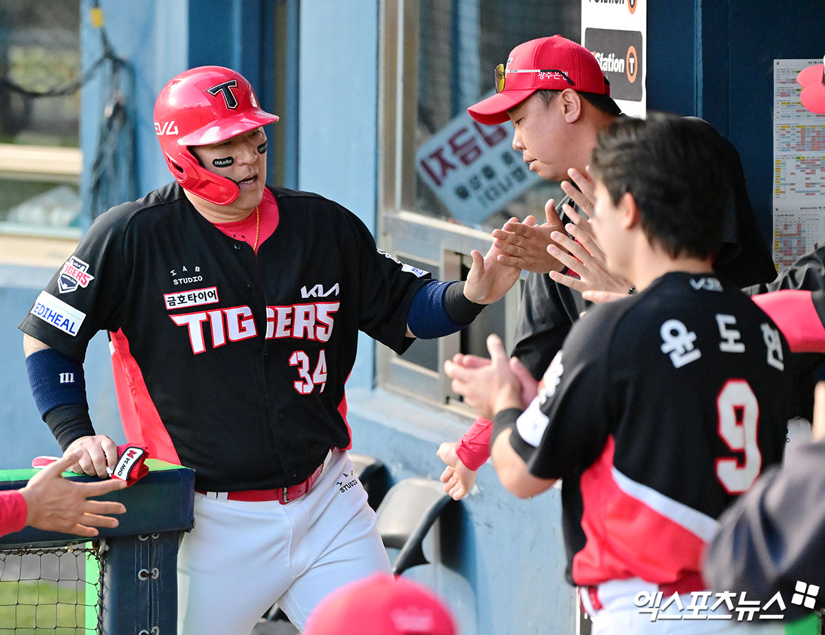 4일 오후 서울 송파구 잠실야구장에서 열린 '2025 신한 SOL Bank KBO리그' KIA 타이거즈와 두산 베어스의 경기, 4회초 무사 1,2루 KIA 최형우가 위즈덤의 1타점 적시타때 득점에 성공하고 있다. 잠실, 김한준 기자