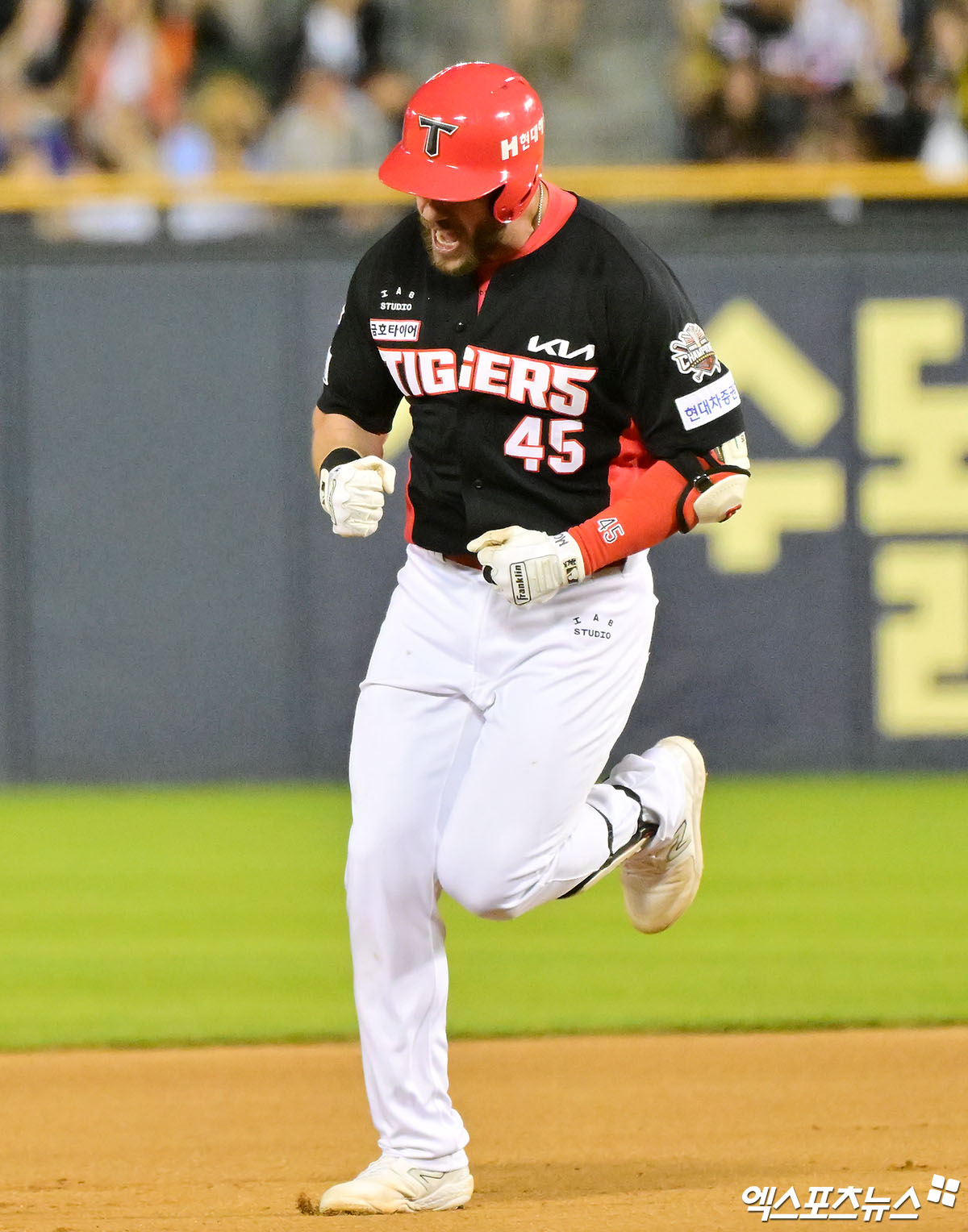 4일 오후 서울 송파구 잠실야구장에서 열린 '2025 신한 SOL Bank KBO리그' KIA 타이거즈와 두산 베어스의 경기, 6회초 1사 1루 KIA 위즈덤이 투런 홈런을 날리고 있다. 잠실, 김한준 기자