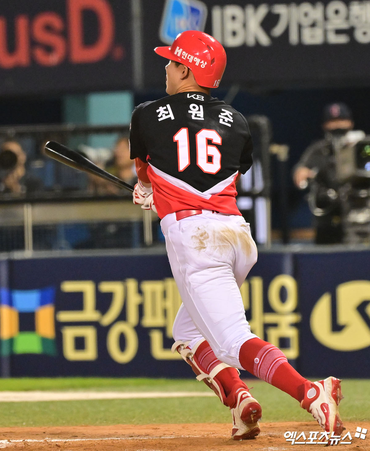 4일 오후 서울 송파구 잠실야구장에서 열린 '2025 신한 SOL Bank KBO리그' KIA 타이거즈와 두산 베어스의 경기, 9회초 무사 1루 KIA 최원준이 투런 홈런을 날리고 있다. 잠실, 김한준 기자