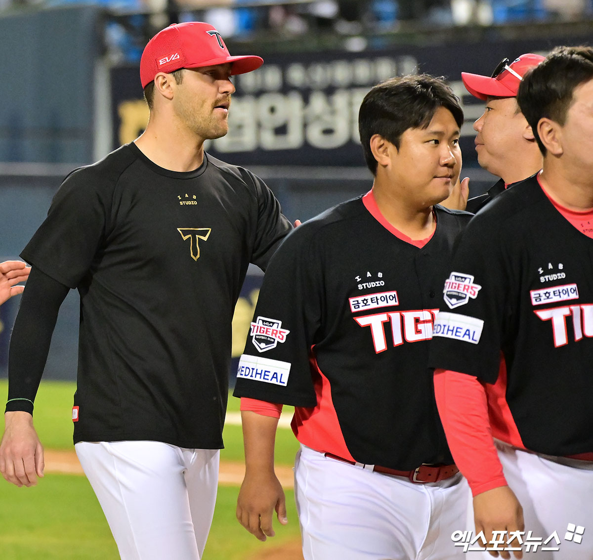 4일 오후 서울 송파구 잠실야구장에서 열린 '2025 신한 SOL Bank KBO리그' KIA 타이거즈와 두산 베어스의 경기, KIA가 위즈덤의 결승 투런 홈런과 최원준의 투런 홈런에 힘입어 두산에 8:3 승리를 거뒀다.  KIA 이범호 감독이 시즌 4승을 거둔 네일 등 선수들과 함께 기뻐하고 있다. 잠실, 김한준 기자