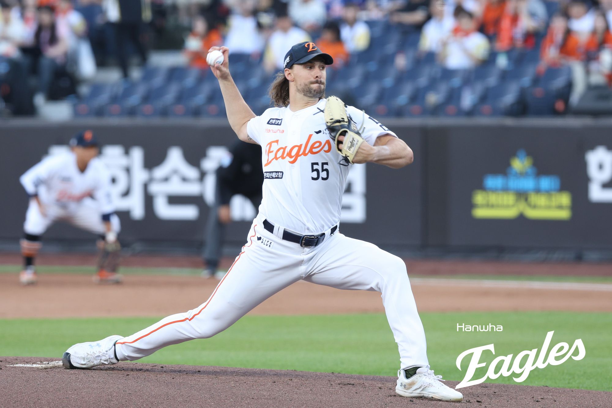 4일 대전 한화생명 볼파크에서 열린 2025 신한 SOL Bank KBO리그 KT 위즈와 한화 이글스의 경기, 한화가 4-3 승리를 거두고 2연승을 달성했다. 한화 선발 라이언 와이스는 5이닝 2실점을 기록했다. 한화 이글스