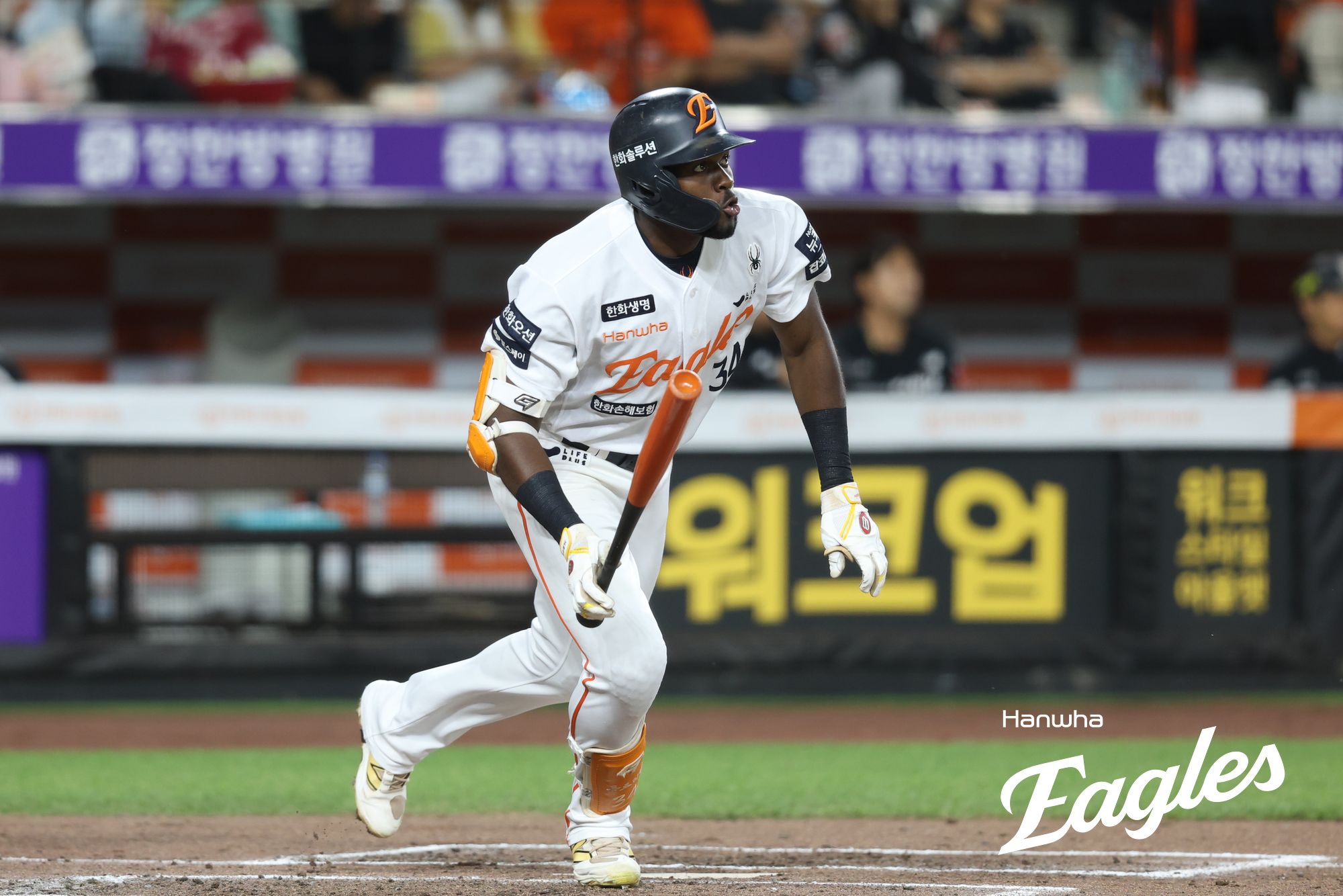 4일 대전 한화생명 볼파크에서 열린 2025 신한 SOL Bank KBO리그 KT 위즈와 한화 이글스의 경기, 한화가 4-3 승리를 거두고 2연승을 달성했다. 한화 에스테반 플로리얼은 추격의 솔로포로 팀 승리를 이끌었다. 한화 이글스