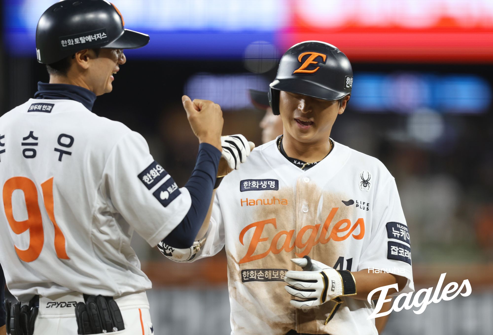 4일 대전 한화생명 볼파크에서 열린 2025 신한 SOL Bank KBO리그 KT 위즈와 한화 이글스의 경기, 한화가 4-3 승리를 거두고 2연승을 달성했다. 한화 최인호는 몸을 사리지 않는 플레이로 1타점을 만들고 팀 승리에 힘을 보탰다. 한화 이글스
