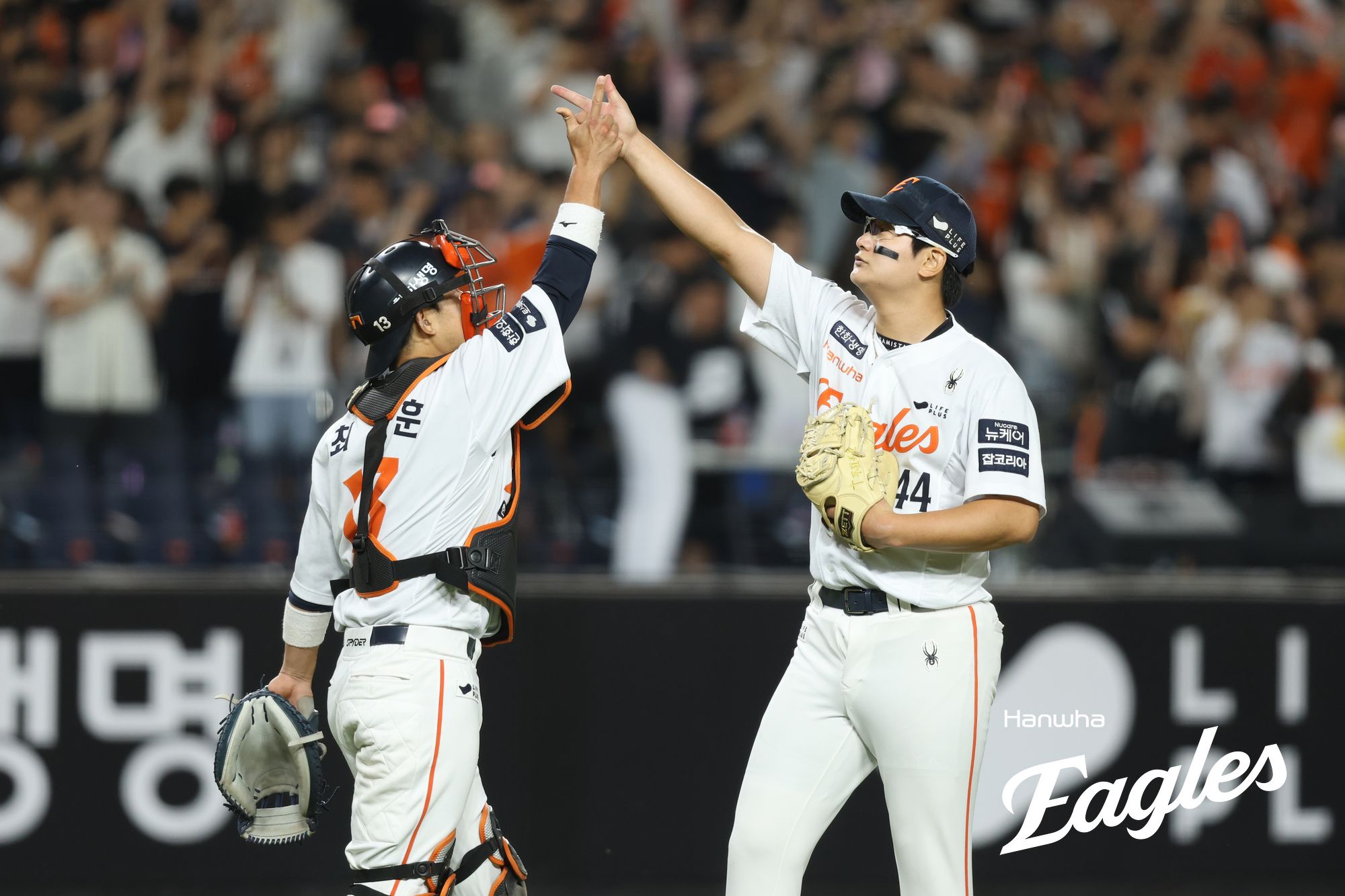 4일 대전 한화생명 볼파크에서 열린 2025 신한 SOL Bank KBO리그 KT 위즈와 한화 이글스의 경기, 한화가 4-3 승리를 거두고 2연승을 달성했다. 한화 마무리 김서현은 1실점을 기록했으나 팀 승리를 지키고 세이브를 달성했다. 한화 이글스