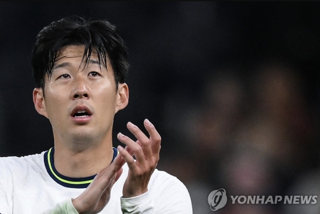 영국 유력지에 이어 축구 이적시장에서 신뢰도가 높은 것으로 인정받은 영국 공영방송 BBC까지 손흥민의 사우디아라비아 이적 가능성을 거론하고 나섰다. 손흥민이 중동에서 뛰는 모습이 조금씩 윤곽을 그리는 셈이다. 물론 최종 선택은 손흥민에게 달려 있다. BBC는 5일 축구 소식들을 다루는 가십란을 통해 '사우디아라비아가 손흥민 영입에 관심'이라면서 크게 다뤘다. 물론 BBC의 가십란은 자체 취재보다는 다른 매체들의 주요 소식을 소개하는 수준으로 보면 된다. 그럼에도 눈길을 끄는 이유는 BBC도 손흥민 이적설을 주목하고 있다는 뜻이기 때문이다. 연합뉴스