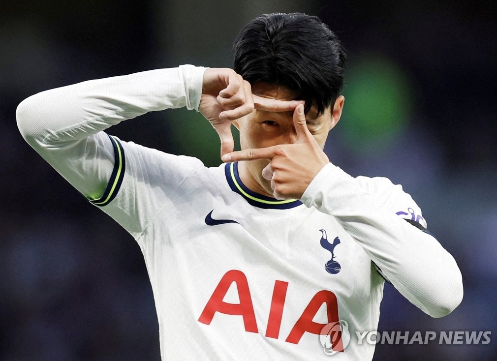 영국 유력지에 이어 축구 이적시장에서 신뢰도가 높은 것으로 인정받은 영국 공영방송 BBC까지 손흥민의 사우디아라비아 이적 가능성을 거론하고 나섰다. 손흥민이 중동에서 뛰는 모습이 조금씩 윤곽을 그리는 셈이다. 물론 최종 선택은 손흥민에게 달려 있다. BBC는 5일 축구 소식들을 다루는 가십란을 통해 '사우디아라비아가 손흥민 영입에 관심'이라면서 크게 다뤘다. 물론 BBC의 가십란은 자체 취재보다는 다른 매체들의 주요 소식을 소개하는 수준으로 보면 된다. 그럼에도 눈길을 끄는 이유는 BBC도 손흥민 이적설을 주목하고 있다는 뜻이기 때문이다. 연합뉴스