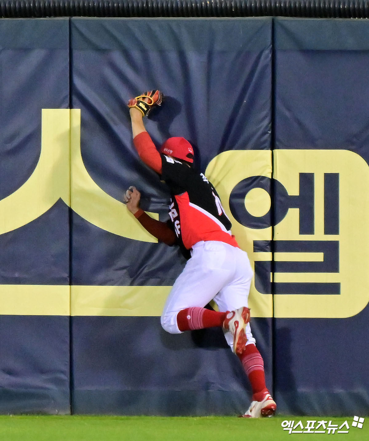 4일 오후 서울 송파구 잠실야구장에서 열린 '2025 신한 SOL Bank KBO리그' KIA 타이거즈와 두산 베어스의 경기, 8회말 2사 2루 KIA 최원준이 두산 김인태의 타구를 잡아내고 있다. 잠실, 김한준 기자