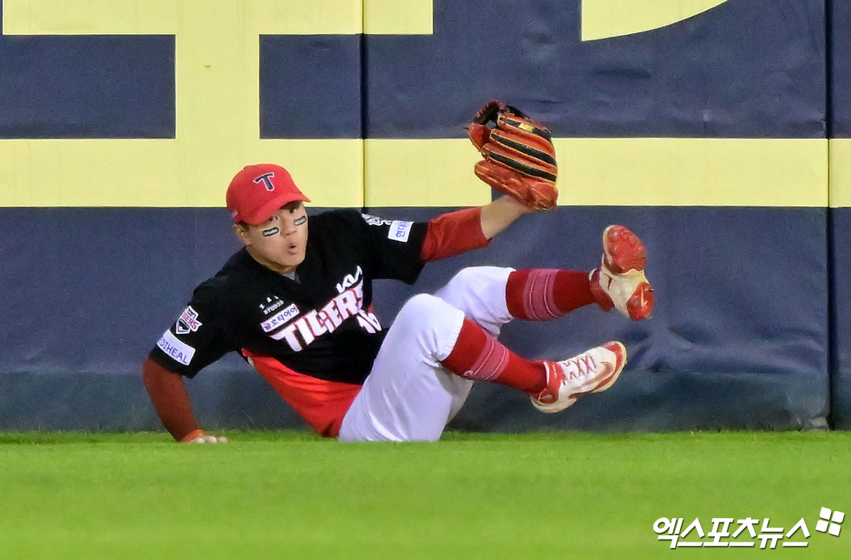 4일 오후 서울 송파구 잠실야구장에서 열린 '2025 신한 SOL Bank KBO리그' KIA 타이거즈와 두산 베어스의 경기, 8회말 2사 2루 KIA 최원준이 두산 김인태의 타구를 잡아내고 있다. 잠실, 김한준 기자