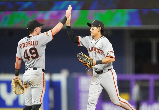 엠엘빗닷컴은 5일 2025년 메이저리그 올스타전 선발 포지션별 후보를 공개했다. 올 시즌 초반 맹활약으로 야구 팬들의 큰 주목을 모았던 이정후도 내셔널리그 외야수 부문 후보에 이름을 올렸다. 이정후는 지난 4일까지 올 시즌 60경기에 출전해 타율 0.269, 63안타, 6홈런, 31타점, 15볼넷, 6도루, 출루율 0.316, 장타율 0.423를 기록했다. 이정후가 포함된 내셔널리그 외야수 부문에서 총 45명의 후보가 세 자리를 놓고 경쟁한다. 연합뉴스