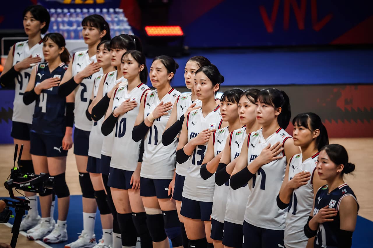 한국 여자배구 대표팀 선수들이 5일 브라질에서 열린 2025 FIVB VNL 첫 경기 독일전에서 경기를 앞두고 국민의례에 임하고 있다. FIVB 공식 홈페이지
