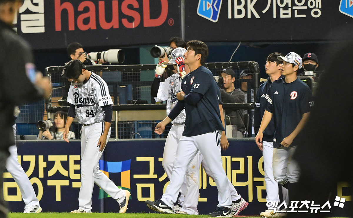 4일 오후 서울 송파구 잠실야구장에서 열린 '2025 신한 SOL Bank KBO리그' KIA 타이거즈와 두산 베어스의 경기, KIA가 위즈덤의 결승 투런 홈런과 최원준의 투런 홈런에 힘입어 두산에 8:3 승리를 거뒀다. 두산 선수단이 그라운드로 나오고 있다. 잠실, 김한준 기자