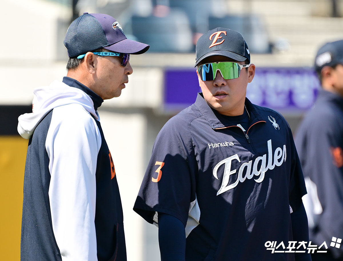 25일 오후 대전 한화생명 볼파크에서 열리는 '2025 신한 SOL Bank KBO리그' KT 위즈와 한화 이글스의 경기, 한화 안치홍이 김민호 코치와 대화를 나누고 있다. 엑스포츠뉴스DB