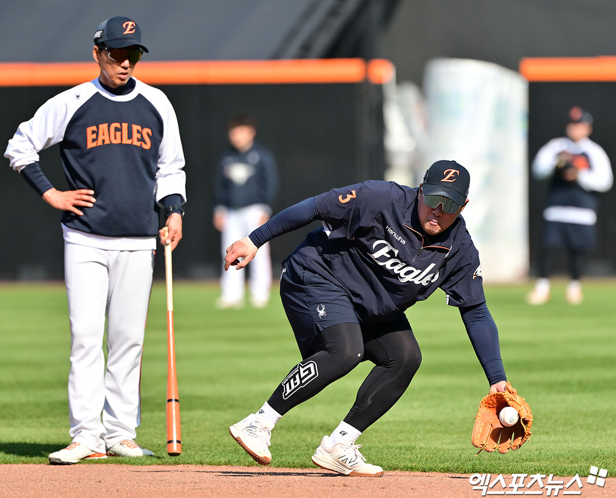 25일 오후 대전 한화생명 볼파크에서 열리는 '2025 신한 SOL Bank KBO리그' KT 위즈와 한화 이글스의 경기, 한화 안치홍이 펑고를 받고 있다. 엑스포츠뉴스DB