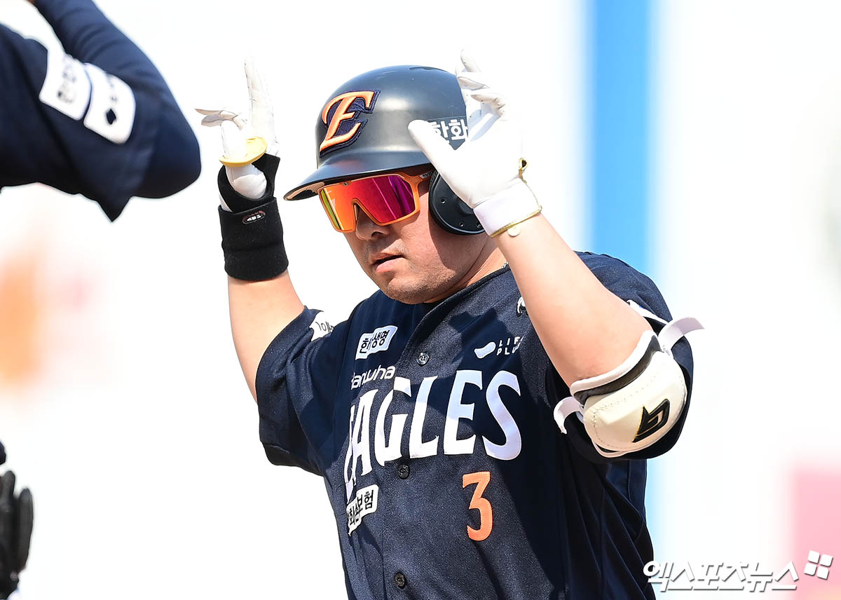 31일 오후 경상남도 창원NC파크에서 열린 '2025 신한 SOL Bank KBO리그' 한화 이글스와 NC 다이노스의 경기, 6회초 1사 한화 안치홍이 안타를 때려낸 뒤 세리머니를 하고 있다. 엑스포츠뉴스DB