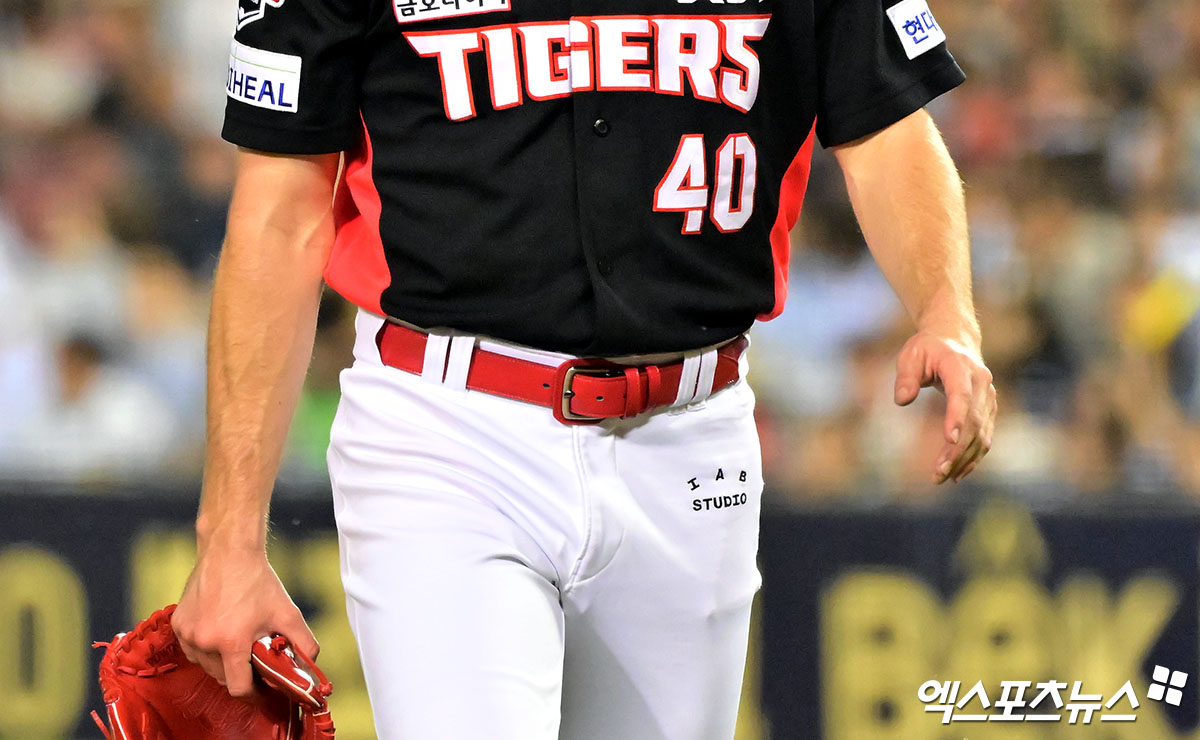 KIA 타이거즈 투수 제임스 네일이 손등 타박상 관련 검진 결과 이상이 없다는 판정을 받았다. 네일은 4일 잠실 두산전에서 KIA가 3-2로 앞선 5회 1사 뒤 케이브에게 투수 강습 타구를 맞았다. 스핀이 먹히면서 네일 몸을 향해 날아간 타구는 네일의 오른손에 맞고 땅으로 튕겨져 나갔다. KIA는 선수 보호 차원에서 5회 뒤 네일을 강판시켰다. 이범호 감독은 5일 '오늘 네일 선수가 검진을 받았는데 다음 등판에 전혀 문제가 없을 듯 싶다. 통증도 없다고 한다고 밝혔다. 엑스포츠뉴스DB  