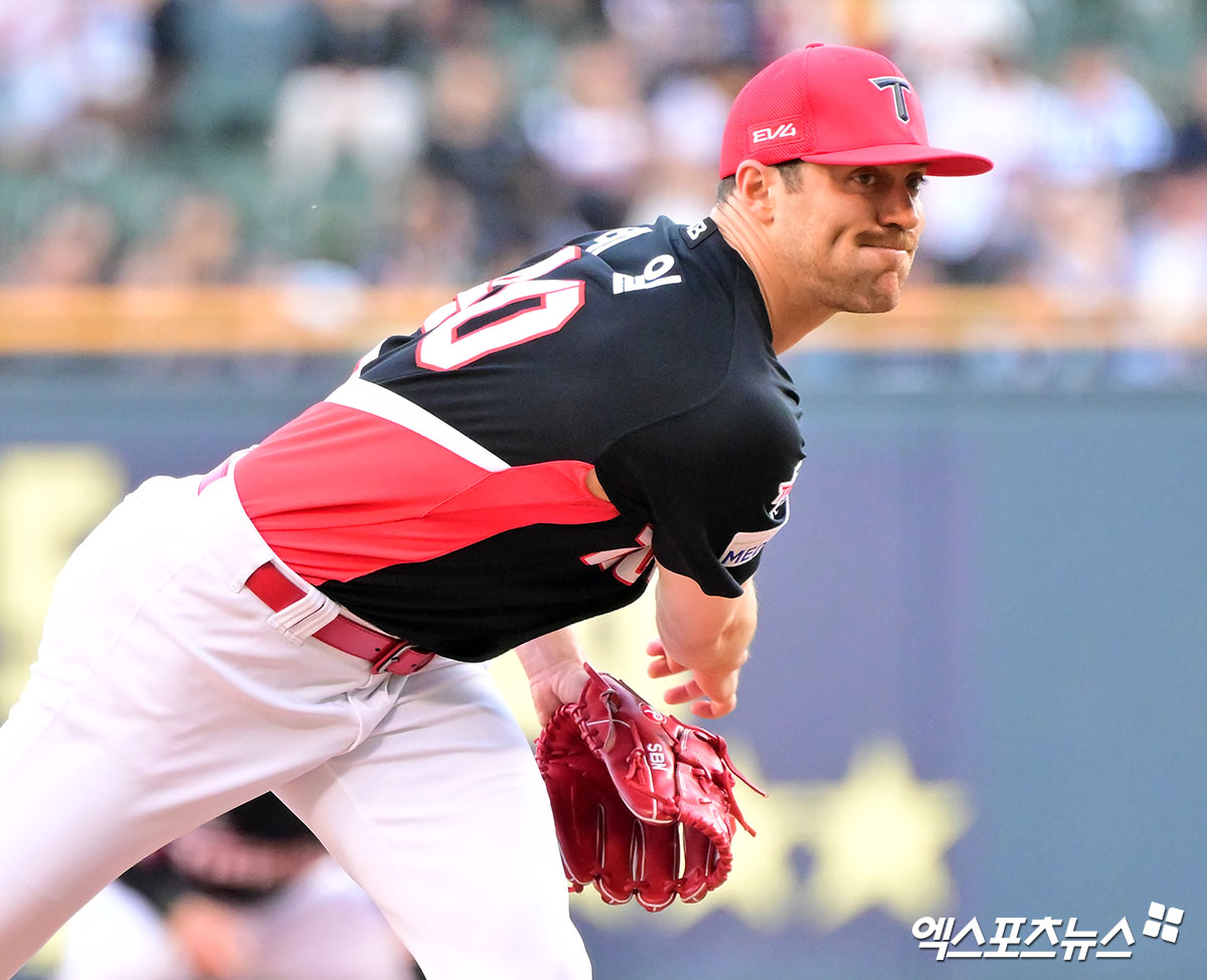 KIA 타이거즈 투수 제임스 네일이 손등 타박상 관련 검진 결과 이상이 없다는 판정을 받았다. 네일은 4일 잠실 두산전에서 KIA가 3-2로 앞선 5회 1사 뒤 케이브에게 투수 강습 타구를 맞았다. 스핀이 먹히면서 네일 몸을 향해 날아간 타구는 네일의 오른손에 맞고 땅으로 튕겨져 나갔다. KIA는 선수 보호 차원에서 5회 뒤 네일을 강판시켰다. 이범호 감독은 5일 '오늘 네일 선수가 검진을 받았는데 다음 등판에 전혀 문제가 없을 듯 싶다. 통증도 없다고 한다고 밝혔다. 엑스포츠뉴스DB  