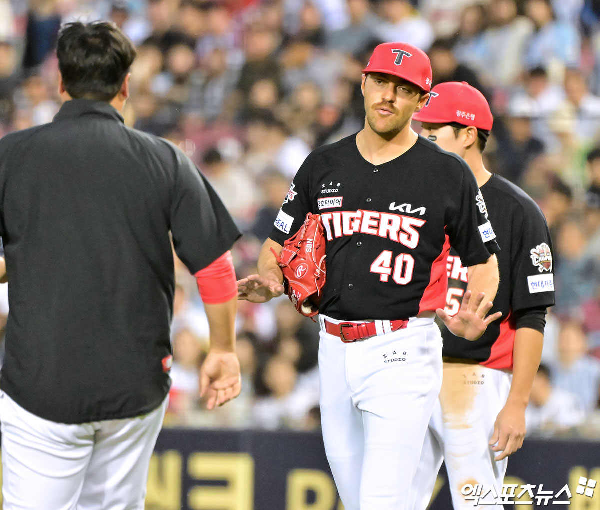 KIA 타이거즈 투수 제임스 네일이 손등 타박상 관련 검진 결과 이상이 없다는 판정을 받았다. 네일은 4일 잠실 두산전에서 KIA가 3-2로 앞선 5회 1사 뒤 케이브에게 투수 강습 타구를 맞았다. 스핀이 먹히면서 네일 몸을 향해 날아간 타구는 네일의 오른손에 맞고 땅으로 튕겨져 나갔다. KIA는 선수 보호 차원에서 5회 뒤 네일을 강판시켰다. 이범호 감독은 5일 '오늘 네일 선수가 검진을 받았는데 다음 등판에 전혀 문제가 없을 듯 싶다. 통증도 없다고 한다고 밝혔다. 엑스포츠뉴스DB  