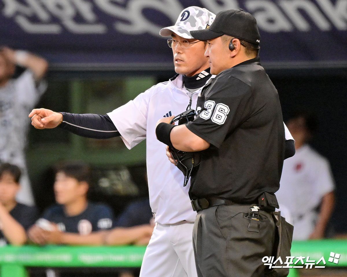 5일 오후 서울 송파구 잠실야구장에서 열린 '2025 신한 SOL Bank KBO리그' KIA 타이거즈와 두산 베어스의 경기, 4회말 2사 2,3루 두산 조성환 감독대행이 김인태의 아웃 상황에 대해 심판진에 어필하고 있다. 잠실, 김한준 기자