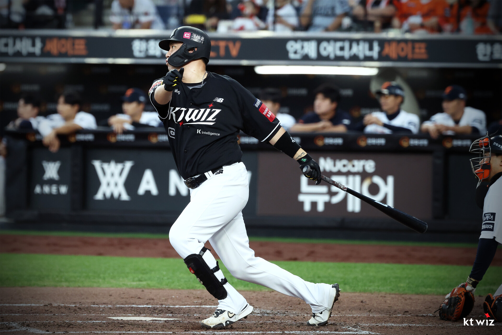 KT는 5일 대전 한화생명 볼파크에서 열린 2025 신한 SOL Bank KBO리그 한화와의 원정경기에서 7-0 완승을 거뒀다. 이날 승리로 3연패를 끊은 KT는 시즌 전적 31승3무28패를 만들었다. kt wiz