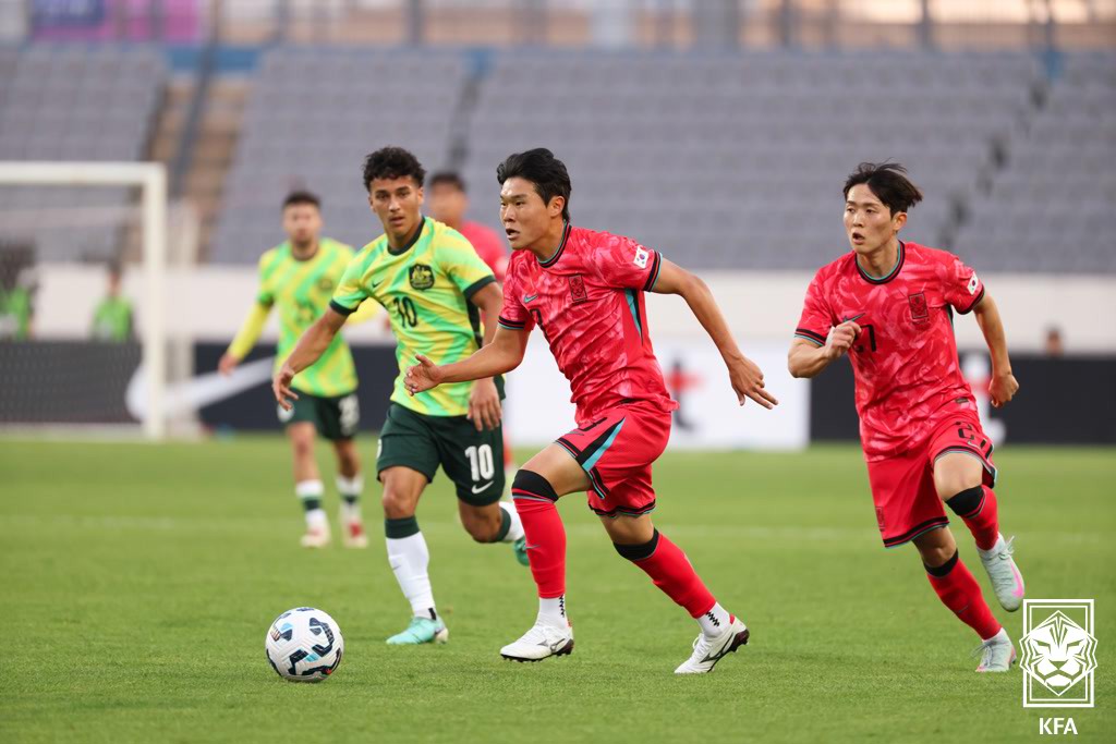 이민성 감독은 데뷔전에서 가능성을 찾았다. 이제 첫 소집, 첫 경기에 불과하다. 호주전을 통해 긍정적인 면과 개선이 필요한 부분들을 찾은 이민성 감독은 이후 소집에서 어떤 점을 발전시키는 데 집중해야 하는지 파악을 마친 듯했다. 사진 대한축구협회