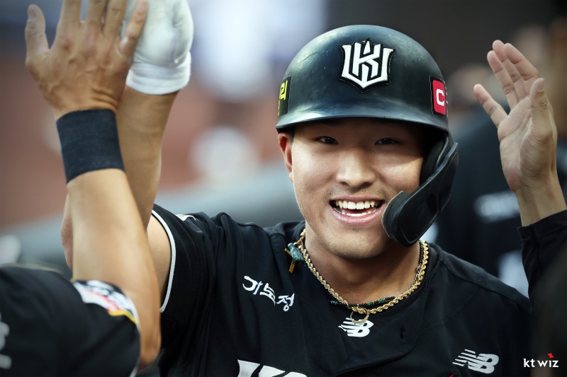 KT는 5일 대전 한화생명 볼파크에서 열린 2025 신한 SOL Bank KBO리그 한화와의 원정경기에서 7-0 완승을 거뒀다. 이날 승리로 3연패를 끊은 KT는 시즌 전적 31승3무28패를 만들었다. kt wiz