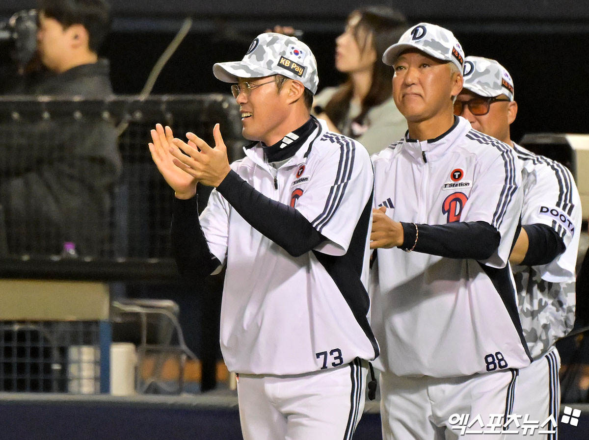 5일 오후 서울 송파구 잠실야구장에서 열린 '2025 신한 SOL Bank KBO리그' KIA 타이거즈와 두산 베어스의 경기, 두산이 연장 10회말 김민석의 끝내기 안타에 힘입어 KIA에 2:1 승리를 거뒀다.  이날 경기에서 승리한 두산 조성환 감독대행이 기뻐하고 있다. 잠실, 김한준 기자