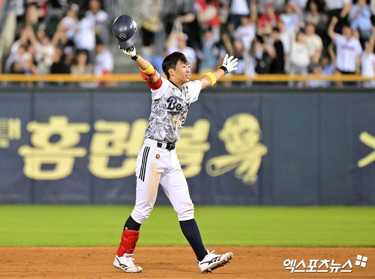 5일 오후 서울 송파구 잠실야구장에서 열린 '2025 신한 SOL Bank KBO리그' KIA 타이거즈와 두산 베어스의 경기, 10회말 2사 1,2루 두산 김민석이 끝내기 안타를 날린 후 기뻐하고 있다. 잠실, 김한준 기자