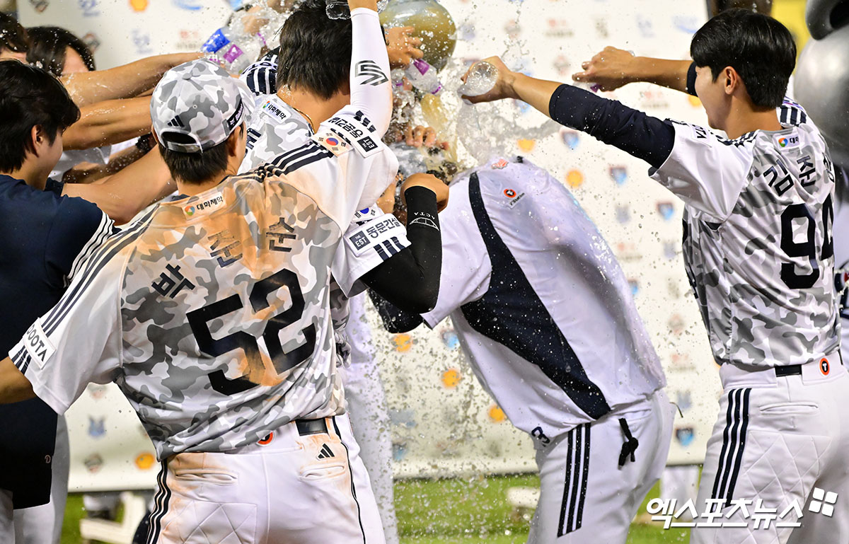 5일 오후 서울 송파구 잠실야구장에서 열린 '2025 신한 SOL Bank KBO리그' KIA 타이거즈와 두산 베어스의 경기, 두산이 연장 10회말 김민석의 끝내기 안타에 힘입어 KIA에 2:1 승리를 거뒀다.  두산 조성환 감독대행이 선수에게 축하 물세례를 맞고 있다. 잠실, 김한준 기자