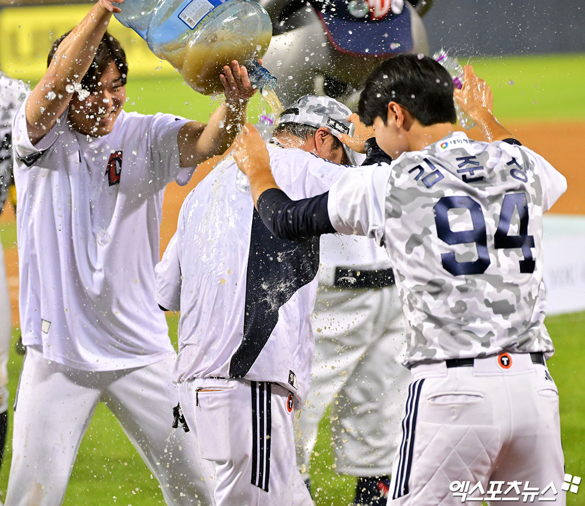 5일 오후 서울 송파구 잠실야구장에서 열린 '2025 신한 SOL Bank KBO리그' KIA 타이거즈와 두산 베어스의 경기, 두산이 연장 10회말 김민석의 끝내기 안타에 힘입어 KIA에 2:1 승리를 거뒀다.  두산 조성환 감독대행이 선수에게 축하 물세례를 맞고 있다. 잠실, 김한준 기자