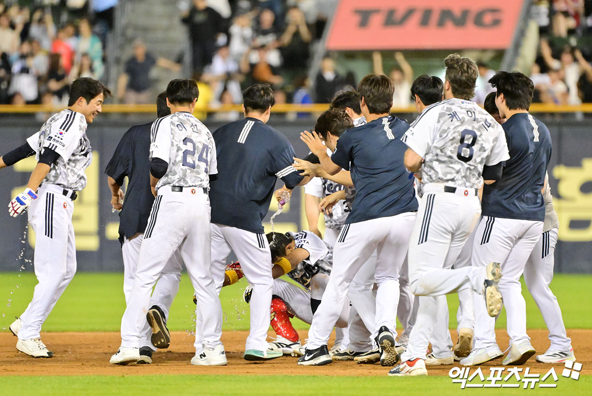 5일 오후 서울 송파구 잠실야구장에서 열린 '2025 신한 SOL Bank KBO리그' KIA 타이거즈와 두산 베어스의 경기, 10회말 2사 1,2루 두산 김민석이 끝내기 안타를 날린 후 축하 물세례를 맞고 있다. 잠실, 김한준 기자
