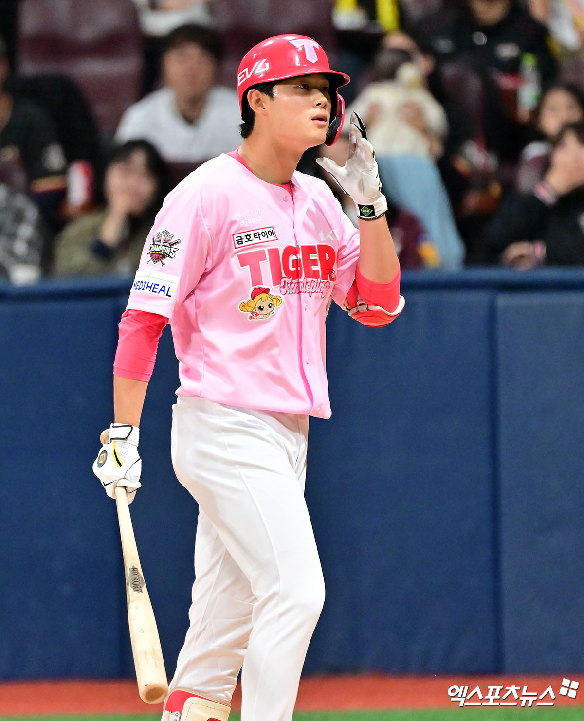 5일 오후 서울 구로구 고척스카이돔에서 열린 '2025 신한 SOL Bank KBO리그' KIA 타이거즈와 키움 히어로즈의 경기, 2회초 1사 1,2루 KIA 정해원이 볼넷으로 출루하고 있다. 엑스포츠뉴스 DB