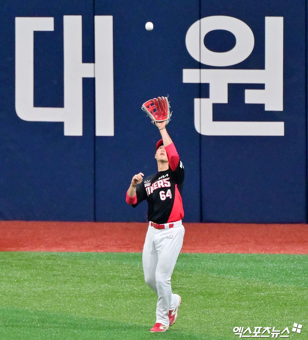 6일 오후 서울 구로구 고척스카이돔에서 열린 '2025 신한 SOL Bank KBO리그' KIA 타이거즈와 키움 히어로즈의 경기, 3회말 2사 KIA 정해원이 키움 김태진의 타구를 잡아내고 있다. 엑스포츠뉴스 DB