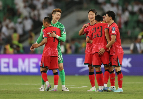 홍명보 감독이 이끄는 대한민국 축구대표팀은 6일 이라크 바스라 인터내셔널 스타디움에서 열린 2026 북중미 월드컵(캐나다·미국·멕시코 공동 개최) 아시아 3차예선 B조 9차전 이라크와의 원정 경기에서 후반 19분 김진규의 선제 결승포, 후반 32분 오현규의 쐐기골에 힘입어 2-0 완승을 챙겼다. 브라질, 독일, 이탈리아, 아르헨티나, 스페인에 이어 세계 6번째로 월드컵 본선 11회 연속 진출한 나라가 됐다. 연합뉴스