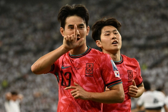 홍명보 감독이 이끄는 대한민국 축구대표팀은 6일 이라크 바스라 인터내셔널 스타디움에서 열린 2026 북중미 월드컵(캐나다·미국·멕시코 공동 개최) 아시아 3차예선 B조 9차전 이라크와의 원정 경기에서 후반 19분 김진규의 선제 결승포, 후반 32분 오현규의 쐐기골에 힘입어 2-0 완승을 챙겼다. 브라질, 독일, 이탈리아, 아르헨티나, 스페인에 이어 세계 6번째로 월드컵 본선 11회 연속 진출한 나라가 됐다. 연합뉴스