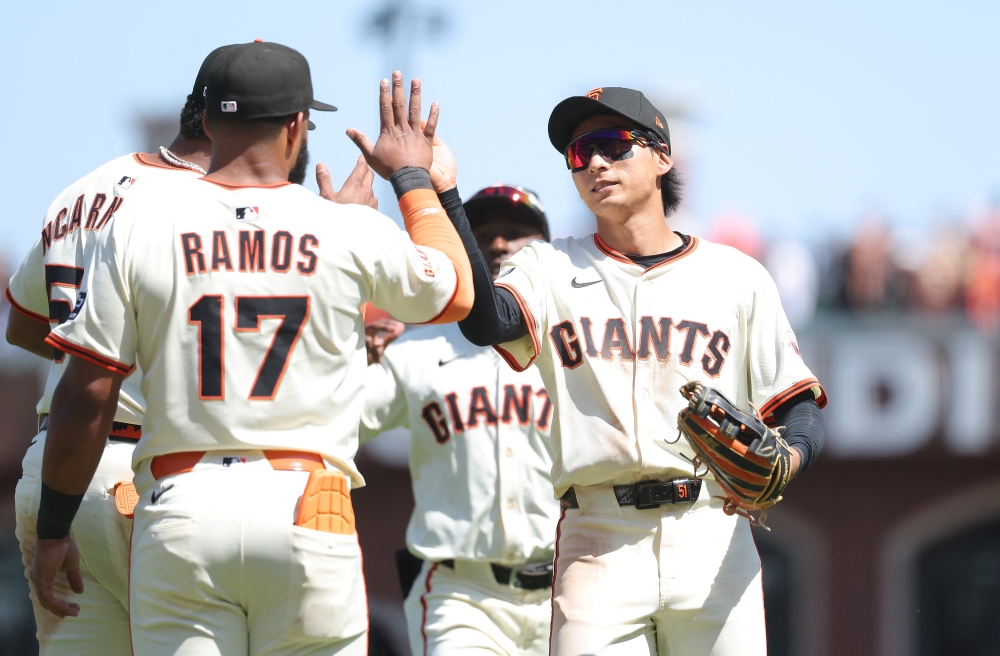 샌프란시스코 자이언츠 외야수 이정후가 6일 미국 캘리포니아주 샌프란시스코의 오라클파크에서 열린 2025 미국프로야구 메이저리그(MLB) 샌디에이고 파드리스와의 홈경기에 3번타자 겸 중견수로 선발 출전해 2타수 1안타 2볼넷 1득점을 기록했다. 샌프란시스코는 샌디에이고를 3-2로 제압하고 2승2패로 4연전을 마감했다. REUTERS 연합뉴그