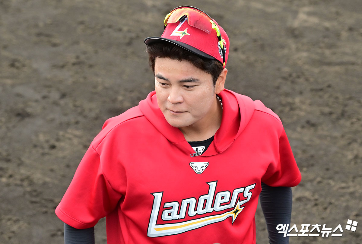 28일 오후 일본 오키나와 구시가와 구장에서 열리는 KT 위즈와 SSG 랜더스의 연습경기, SSG 추신수 보좌가 취재진과 대화를 나누고 있다. 엑스포츠뉴스 DB