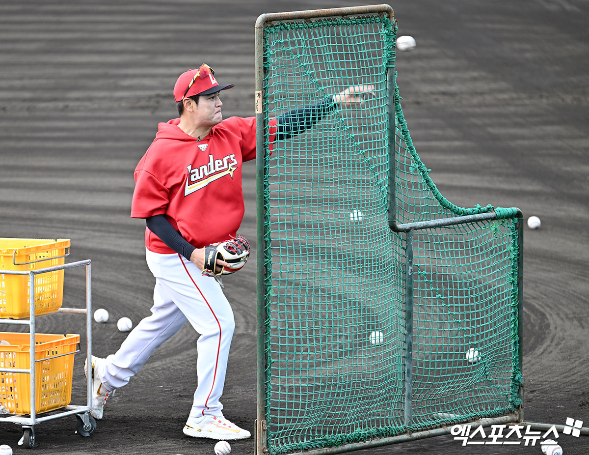 28일 오후 일본 오키나와 구시가와 구장에서 열리는 KT 위즈와 SSG 랜더스의 연습경기, SSG 추신수 보좌가 배팅볼을 던져주고 있다. 엑스포츠뉴스 DB