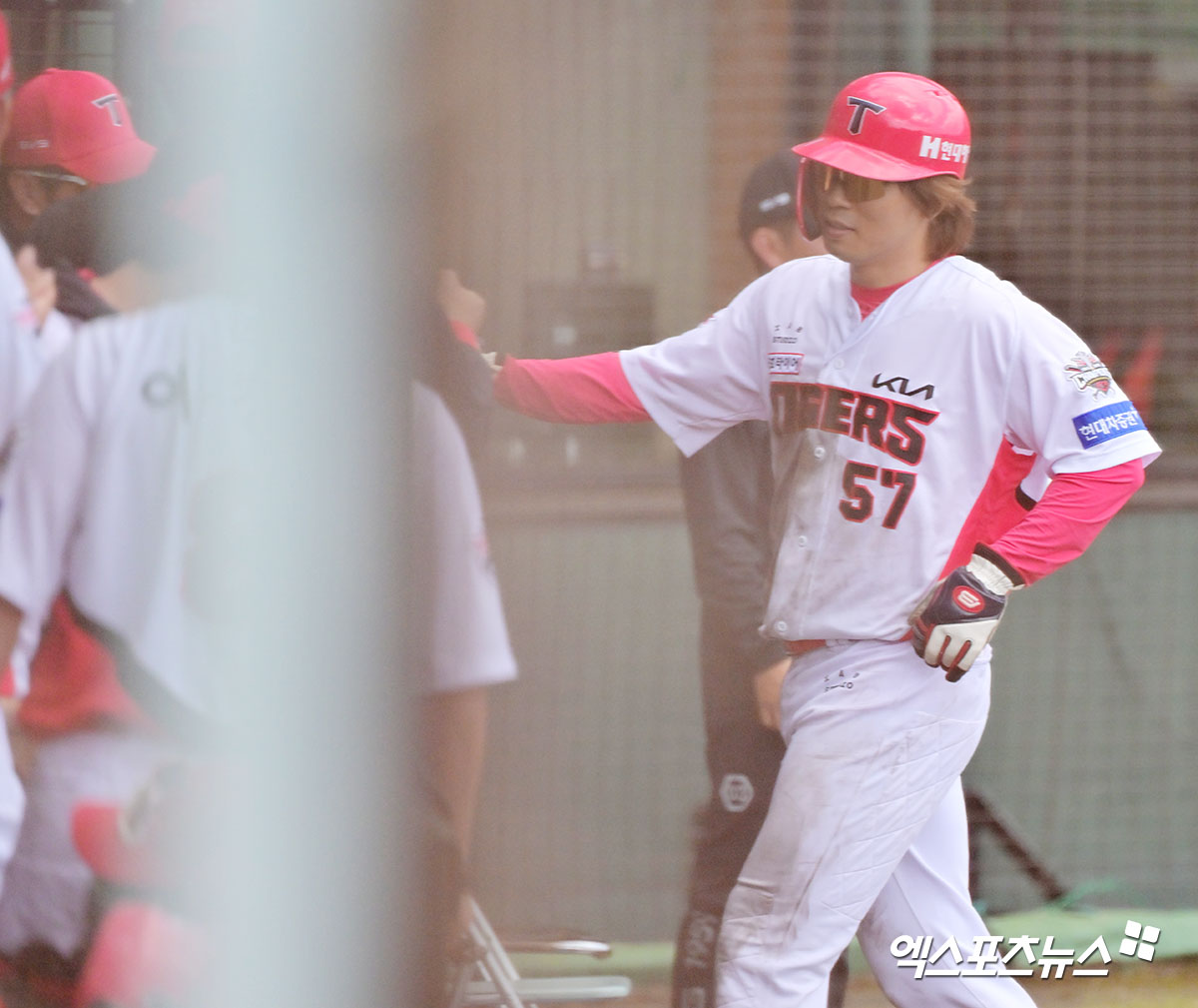 27일 오후 일본 오키나와 킨 구장에서 열린 LG 트윈스와 KIA 타이거즈의 연습경기, 5회말 2사 2루 KIA  고종욱이 한승택의 1타점 적시타때 득점에 성공한 후 더그아웃에서 하이파이브를 하고 있다. 엑스포츠뉴스 DB