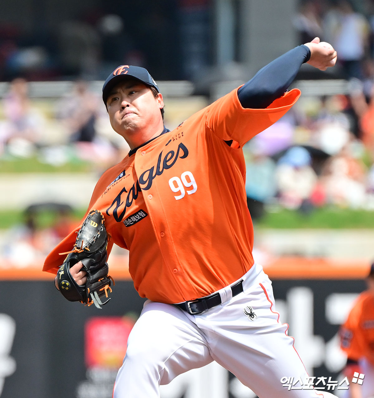 18일 오후 대전 한화생명 볼파크에서 열린 '2025 신한 SOL Bank KBO리그' SSG 랜더스와 한화 이글스의 경기, 1회초 한화 선발투수 류현진이 공을 힘차게 던지고 있다. 엑스포츠뉴스 DB