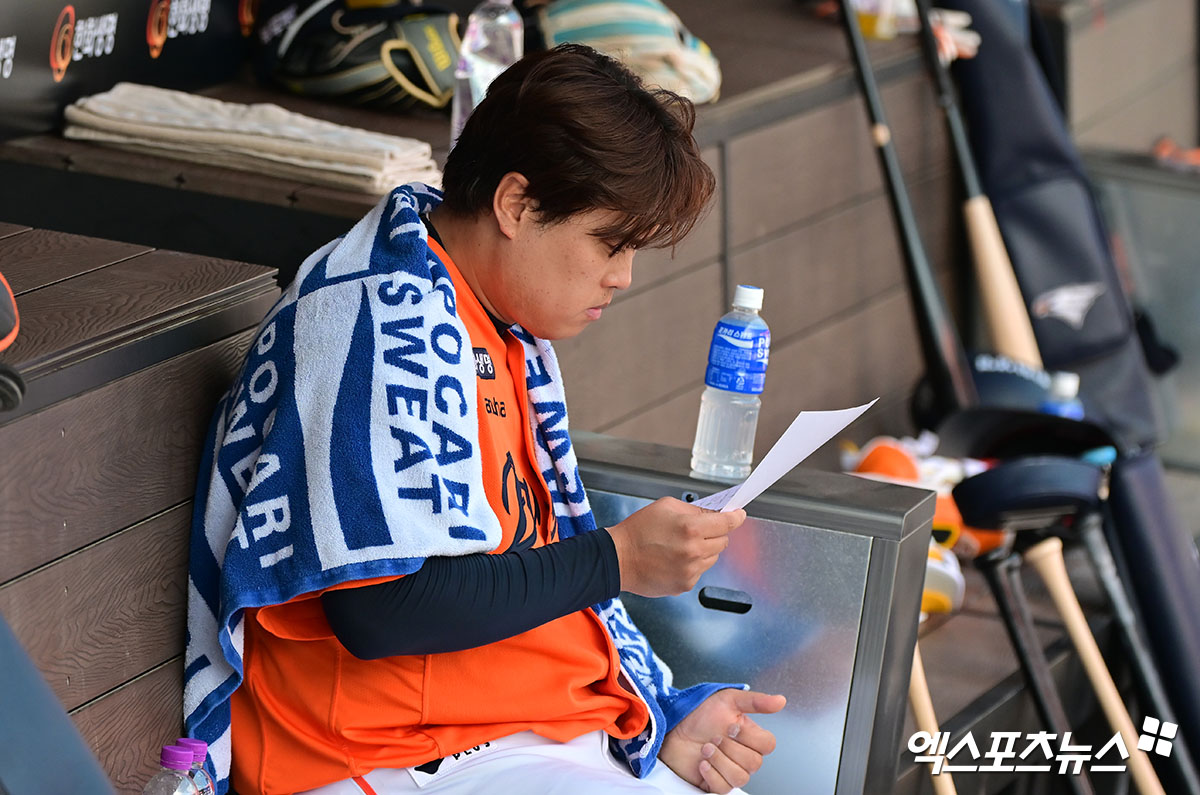 18일 오후 대전 한화생명 볼파크에서 열린 '2025 신한 SOL Bank KBO리그' SSG 랜더스와 한화 이글스의 경기, 한화 류현진이 분석표를 보고 있다. 엑스포츠뉴스 DB