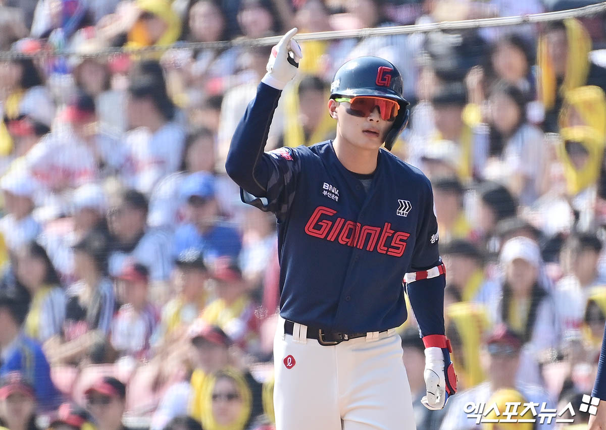 롯데 자이언츠 윤동희가 정규시즌 경기에 출전해 세리머니하고 있다. 윤동희는 6일 허벅지 부상으로 말소됐다. 엑스포츠뉴스 DB
