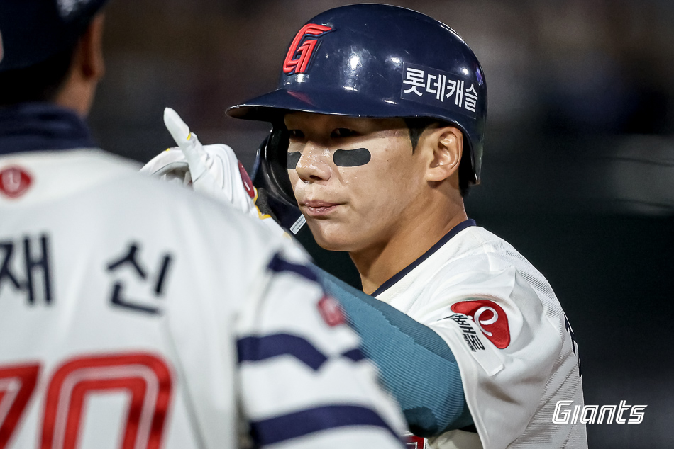 롯데 자이언츠 장두성이 정규시즌 경기에 출전해 세리머니하고 있다. 롯데 자이언츠