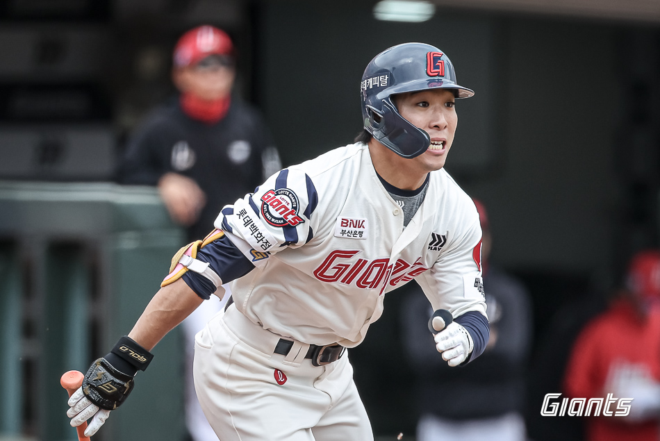 롯데 자이언츠 김동혁이 정규시즌 경기에 출전해 타격 후 1루로 달려 나가고 있다. 롯데 자이언츠