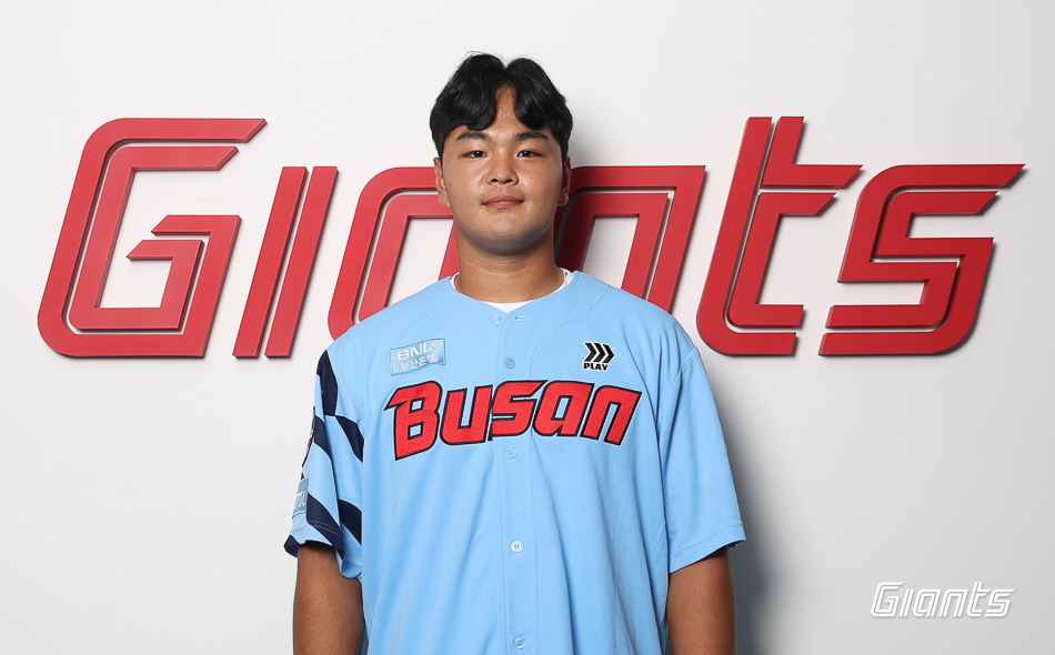 롯데 자이언츠 신인 외야수 김동현이 구단 로고 앞에서 기념촬영하고 있다. 롯데 자이언츠