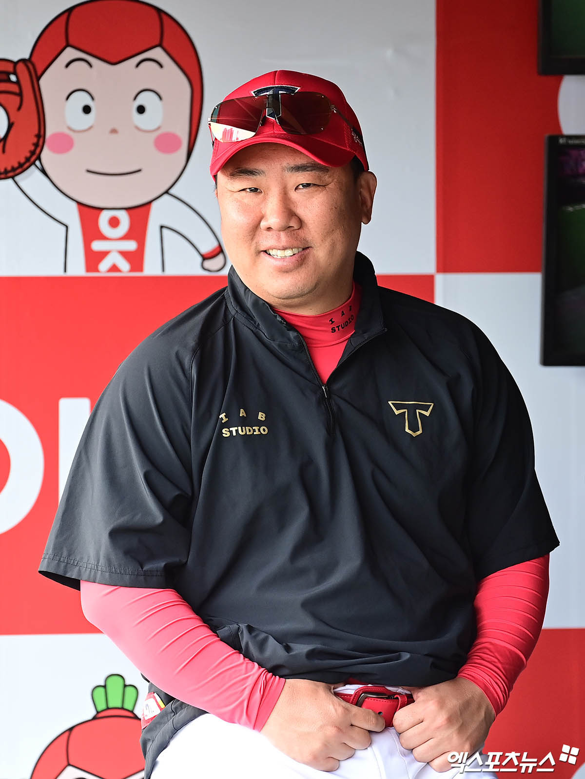 20일 오후 경기도 수원케이티위즈파크에서 열리는 '2025 신한 SOL Bank KBO리그' KIA 타이거즈와 KT 위즈의 경기에 앞서 KIA 이범호 감독이 선수들의 훈련을 지켜보고 있다. 엑스포츠뉴스 DB