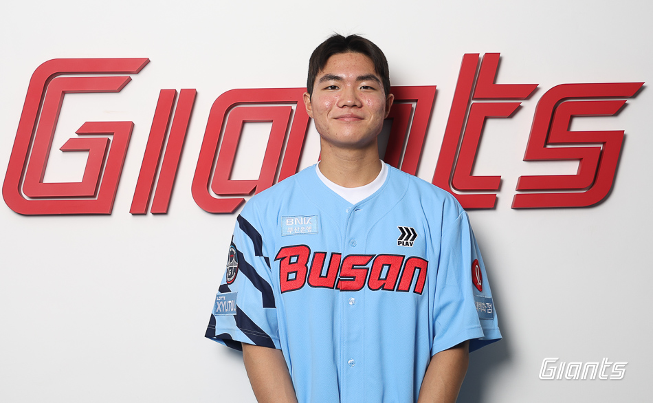 롯데 자이언츠 신인 외야수 한승현이 구단 로고 앞에서 기념촬영하고 있다. 롯데 자이언츠