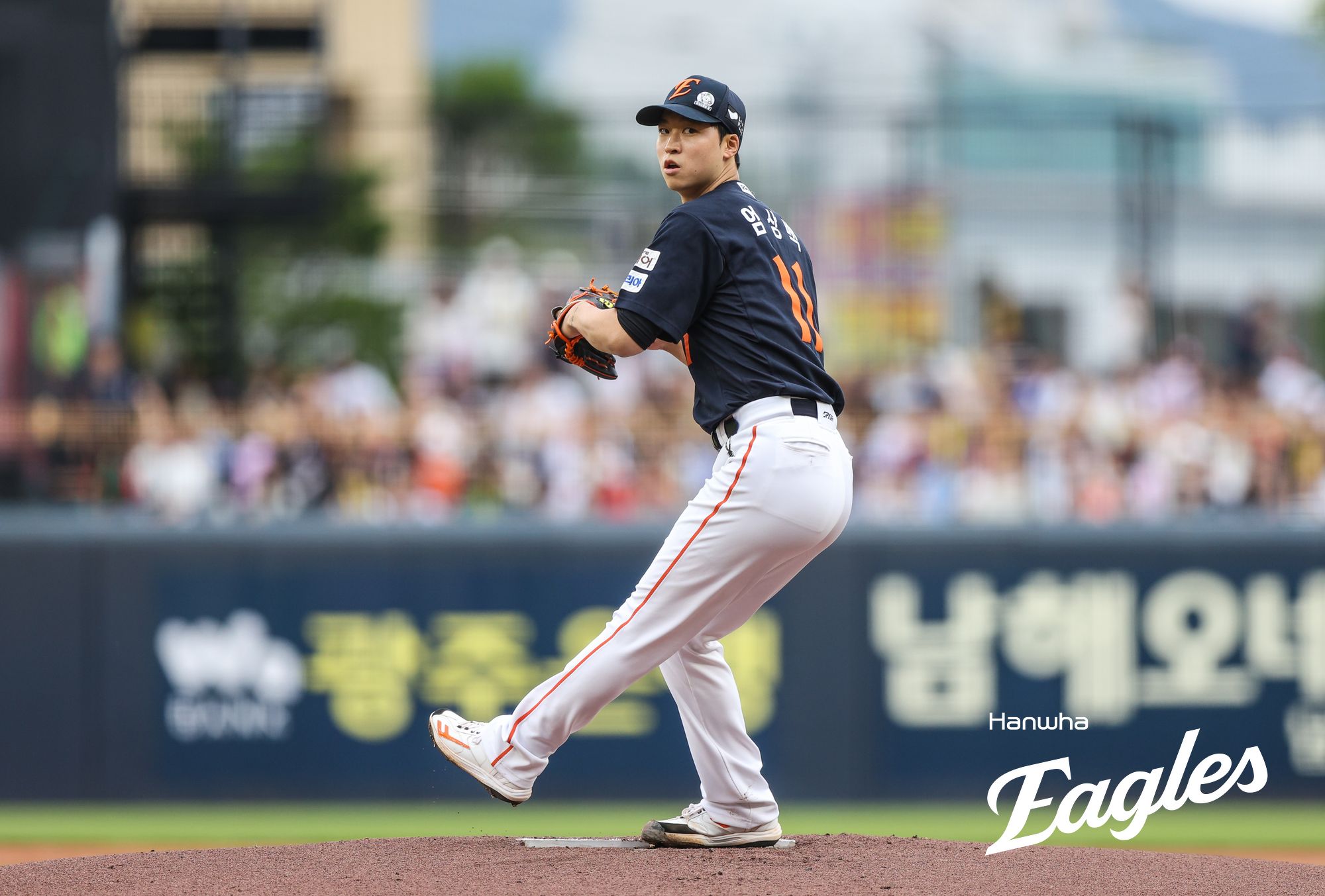 6일 오후 광주-KIA챔피언스필드에서 열린 '2025 신한 SOL Bank KBO리그' 한화 이글스와 KIA 타이거즈의 경기, 한화 선발 엄상백이 공을 힘차게 던지고 있다. 한화 이글스