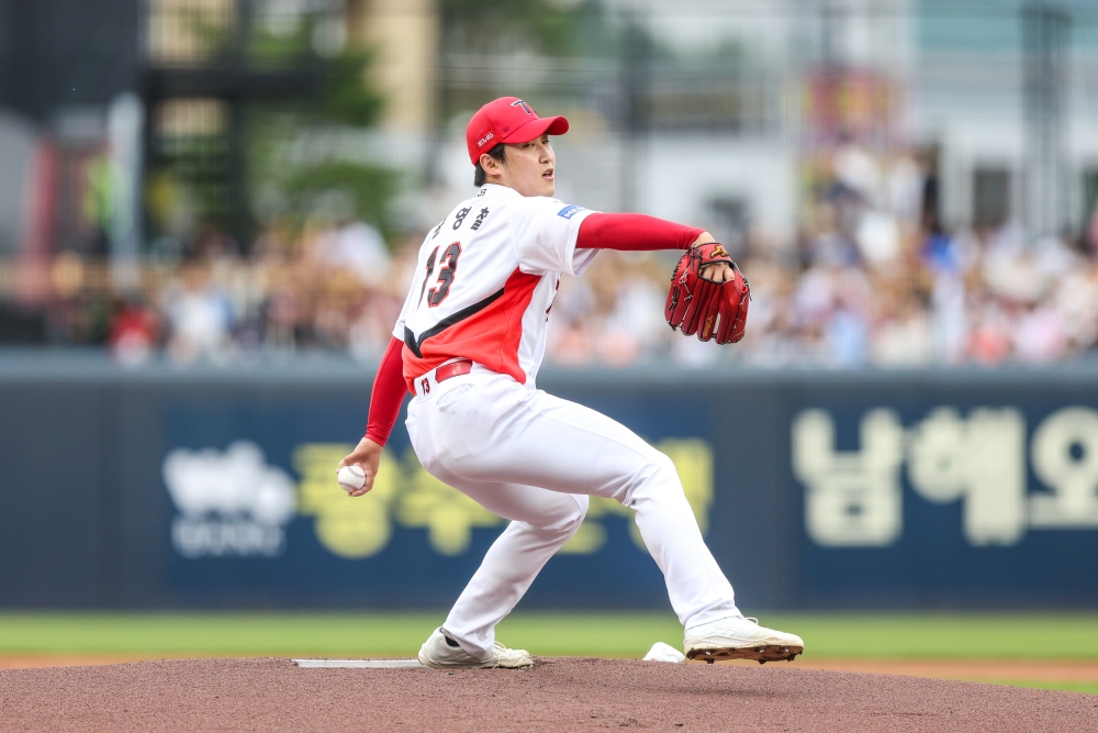 6일 오후 광주-KIA챔피언스필드에서 열린 '2025 신한 SOL Bank KBO리그' 한화 이글스와 KIA 타이거즈의 경기, KIA 선발 윤영철이 공을 힘차게 던지고 있다. KIA 타이거즈